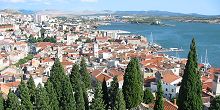 Blick auf die Stadt Sibenik mit Hafen und den vorgelagerten Halbinseln.